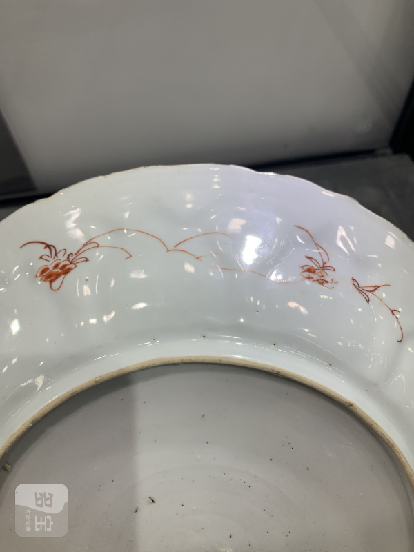 清康熙矾红庭院仕女图模印花口大盘 - 图8